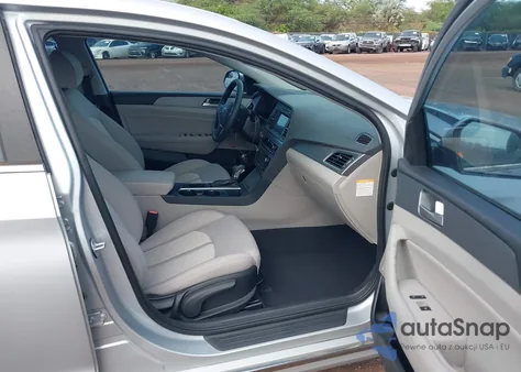 2017 Hyundai Sonata Hybrid Se z USA, uszkodzony, nr VIN KMHE24L35HA066607